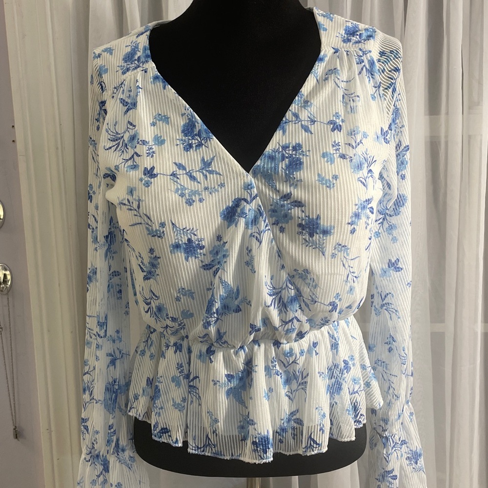 Crave Fame Blue Floral Blouse crossover front, puff sleeves Size Medium